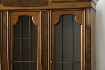 中古　美品　DREXEL HERITAGE(ドレクセルヘリテイジ)　FRANCESCA(フランチェスカ)シリーズ 照明付き!堂々とした佇まいのキャビネット　定価約141万円相当　(R-060595)