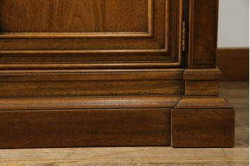 中古　美品　DREXEL HERITAGE(ドレクセルヘリテイジ)　FRANCESCA(フランチェスカ)シリーズ 照明付き!堂々とした佇まいのキャビネット　定価約141万円相当　(R-060595)