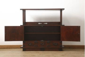 中古　美品　岩谷堂箪笥　左右対称の美しい木目が目を引く飾り棚(陳列棚、収納棚、戸棚、茶棚)(R-060597)