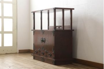 中古　美品　岩谷堂箪笥　左右対称の美しい木目が目を引く飾り棚(陳列棚、収納棚、戸棚、茶棚)(R-060597)