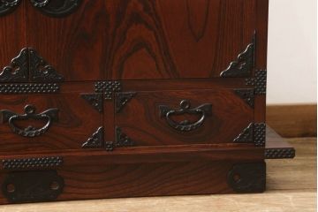 中古　美品　岩谷堂箪笥　左右対称の美しい木目が目を引く飾り棚(陳列棚、収納棚、戸棚、茶棚)(R-060597)