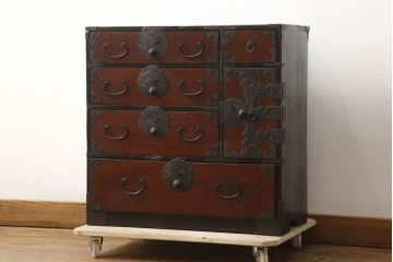 和製アンティーク　前面栗材　松・竹・鶴　縁起物の金具が目を惹く小箪笥(時代箪笥、和タンス、収納たんす、小引き出し、小物収納)(R-060598)