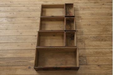 和製アンティーク　前面栗材　松・竹・鶴　縁起物の金具が目を惹く小箪笥(時代箪笥、和タンス、収納たんす、小引き出し、小物収納)(R-060598)