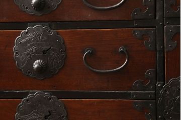 和製アンティーク　前面栗材　松・竹・鶴　縁起物の金具が目を惹く小箪笥(時代箪笥、和タンス、収納たんす、小引き出し、小物収納)(R-060598)