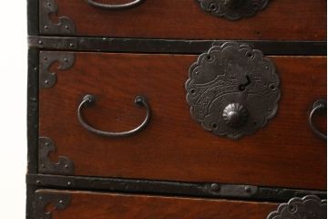 和製アンティーク　前面栗材　松・竹・鶴　縁起物の金具が目を惹く小箪笥(時代箪笥、和タンス、収納たんす、小引き出し、小物収納)(R-060598)