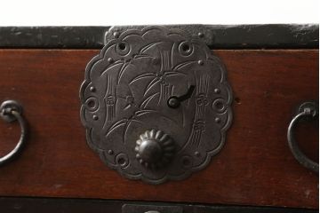 和製アンティーク　前面栗材　松・竹・鶴　縁起物の金具が目を惹く小箪笥(時代箪笥、和タンス、収納たんす、小引き出し、小物収納)(R-060598)