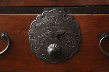 和製アンティーク　前面栗材　松・竹・鶴　縁起物の金具が目を惹く小箪笥(時代箪笥、和タンス、収納たんす、小引き出し、小物収納)(R-060598)