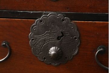 和製アンティーク　前面栗材　松・竹・鶴　縁起物の金具が目を惹く小箪笥(時代箪笥、和タンス、収納たんす、小引き出し、小物収納)(R-060598)