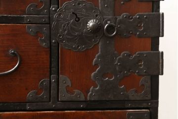 和製アンティーク　前面栗材　松・竹・鶴　縁起物の金具が目を惹く小箪笥(時代箪笥、和タンス、収納たんす、小引き出し、小物収納)(R-060598)