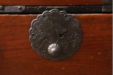 和製アンティーク　前面栗材　松・竹・鶴　縁起物の金具が目を惹く小箪笥(時代箪笥、和タンス、収納たんす、小引き出し、小物収納)(R-060598)