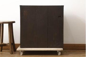 和製アンティーク　前面栗材　松・竹・鶴　縁起物の金具が目を惹く小箪笥(時代箪笥、和タンス、収納たんす、小引き出し、小物収納)(R-060598)