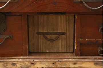 和製アンティーク　前面欅(ケヤキ)材　細部まで手の込んだつくりが魅力的な佐渡船箪笥(舟箪笥、帳箱、銭箱、小引き出し、時代箪笥、小箪笥、小物収納、卓上収納、帳場タンス)(R-060599)