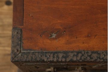 和製アンティーク　前面欅(ケヤキ)材　細部まで手の込んだつくりが魅力的な佐渡船箪笥(舟箪笥、帳箱、銭箱、小引き出し、時代箪笥、小箪笥、小物収納、卓上収納、帳場タンス)(R-060599)
