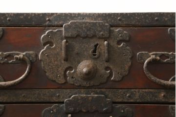 和製アンティーク　前面欅(ケヤキ)材　細部まで手の込んだつくりが魅力的な佐渡船箪笥(舟箪笥、帳箱、銭箱、小引き出し、時代箪笥、小箪笥、小物収納、卓上収納、帳場タンス)(R-060599)