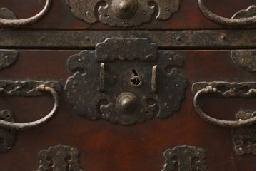 和製アンティーク　前面欅(ケヤキ)材　細部まで手の込んだつくりが魅力的な佐渡船箪笥(舟箪笥、帳箱、銭箱、小引き出し、時代箪笥、小箪笥、小物収納、卓上収納、帳場タンス)(R-060599)