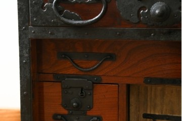 和製アンティーク　前面欅(ケヤキ)材　細部まで手の込んだつくりが魅力的な佐渡船箪笥　(R-060599)