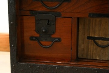 和製アンティーク　前面欅(ケヤキ)材　細部まで手の込んだつくりが魅力的な佐渡船箪笥　(R-060599)