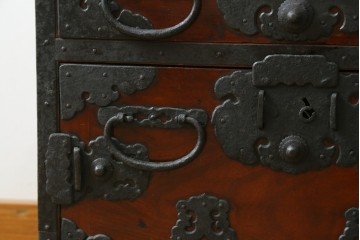 和製アンティーク　前面欅(ケヤキ)材　細部まで手の込んだつくりが魅力的な佐渡船箪笥　(R-060599)