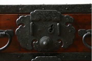 和製アンティーク　前面欅(ケヤキ)材　細部まで手の込んだつくりが魅力的な佐渡船箪笥　(R-060599)