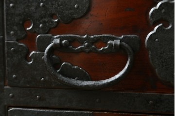 和製アンティーク　前面欅(ケヤキ)材　細部まで手の込んだつくりが魅力的な佐渡船箪笥　(R-060599)