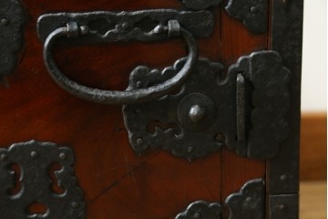 和製アンティーク　前面欅(ケヤキ)材　細部まで手の込んだつくりが魅力的な佐渡船箪笥　(R-060599)