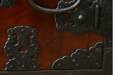 和製アンティーク　前面欅(ケヤキ)材　細部まで手の込んだつくりが魅力的な佐渡船箪笥　(R-060599)