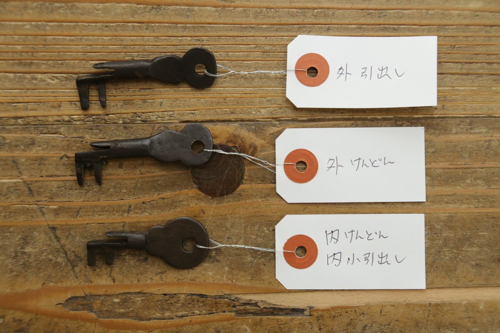 和製アンティーク　前面欅(ケヤキ)材　細部まで手の込んだつくりが魅力的な佐渡船箪笥　(R-060599)
