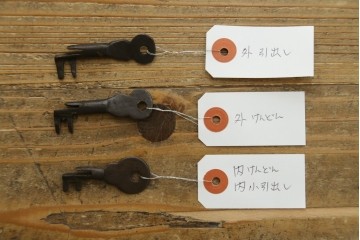 和製アンティーク　前面欅(ケヤキ)材　細部まで手の込んだつくりが魅力的な佐渡船箪笥　(R-060599)