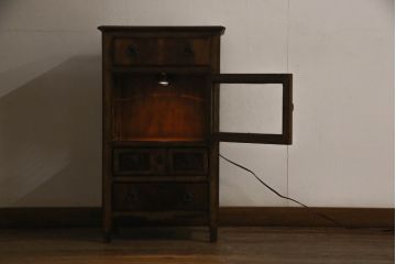 中古　美品　アメリカ輸入モデル　DREXEL HERITAGE(ドレクセルヘリテイジ)　マホガニー材　気泡ガラスがレトロな雰囲気を醸し出すサイドキャビネット(飾り棚、陳列棚、収納棚、サイドチェスト)(R-060600)