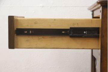 中古　美品　アメリカ輸入モデル　DREXEL HERITAGE(ドレクセルヘリテイジ)　マホガニー材　気泡ガラスがレトロな雰囲気を醸し出すサイドキャビネット(飾り棚、陳列棚、収納棚、サイドチェスト)(R-060600)