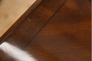 中古　美品　アメリカ輸入モデル　DREXEL HERITAGE(ドレクセルヘリテイジ)　マホガニー材　気泡ガラスがレトロな雰囲気を醸し出すサイドキャビネット(飾り棚、陳列棚、収納棚、サイドチェスト)(R-060600)