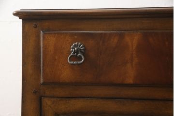 中古　美品　アメリカ輸入モデル　DREXEL HERITAGE(ドレクセルヘリテイジ)　マホガニー材　気泡ガラスがレトロな雰囲気を醸し出すサイドキャビネット(飾り棚、陳列棚、収納棚、サイドチェスト)(R-060600)
