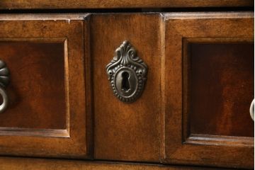 中古　美品　アメリカ輸入モデル　DREXEL HERITAGE(ドレクセルヘリテイジ)　マホガニー材　気泡ガラスがレトロな雰囲気を醸し出すサイドキャビネット(飾り棚、陳列棚、収納棚、サイドチェスト)(R-060600)