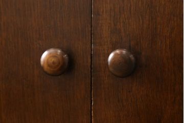 イギリスアンティーク　オーク材　繊細な装飾がエレガントな雰囲気を醸し出すサイドボード(サイドキャビネット、収納棚、戸棚)(R-060604)