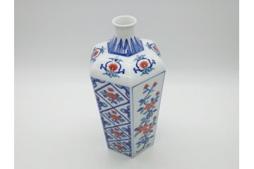 十二代今泉今右衛門　色鮮やかな花の文様が美しい!　錦花文六角花瓶(人間国宝、箱なし)(R-060606)