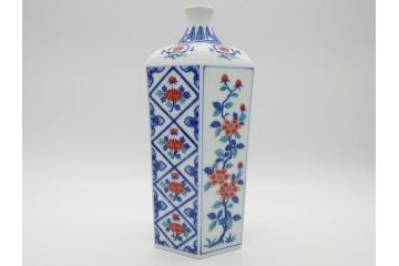 十二代今泉今右衛門　色鮮やかな花の文様が美しい!　錦花文六角花瓶(人間国宝、箱なし)(R-060606)