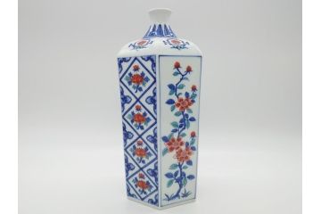 十二代今泉今右衛門　色鮮やかな花の文様が美しい!　錦花文六角花瓶(人間国宝、箱なし)(R-060606)