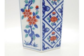十二代今泉今右衛門　色鮮やかな花の文様が美しい!　錦花文六角花瓶(人間国宝、箱なし)(R-060606)
