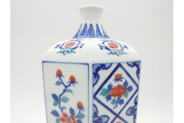 十二代今泉今右衛門　色鮮やかな花の文様が美しい!　錦花文六角花瓶(人間国宝、箱なし)(R-060606)