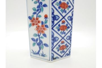 十二代今泉今右衛門　色鮮やかな花の文様が美しい!　錦花文六角花瓶(人間国宝、箱なし)(R-060606)