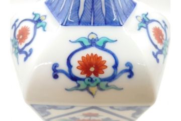 十二代今泉今右衛門　色鮮やかな花の文様が美しい!　錦花文六角花瓶(人間国宝、箱なし)(R-060606)