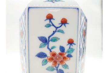 十二代今泉今右衛門　色鮮やかな花の文様が美しい!　錦花文六角花瓶(人間国宝、箱なし)(R-060606)