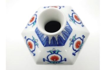 十二代今泉今右衛門　色鮮やかな花の文様が美しい!　錦花文六角花瓶(人間国宝、箱なし)(R-060606)