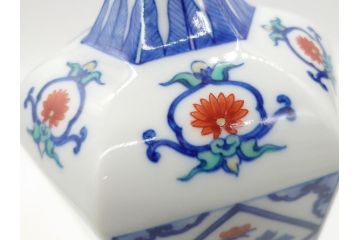 十二代今泉今右衛門　色鮮やかな花の文様が美しい!　錦花文六角花瓶(人間国宝、箱なし)(R-060606)