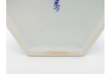 十二代今泉今右衛門　色鮮やかな花の文様が美しい!　錦花文六角花瓶(人間国宝、箱なし)(R-060606)