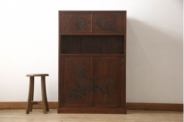 中古　高級品　岡山県倉敷・其楽堂　烏城彫り　指物　花の彫刻や竹の透かしが素敵なキャビネット(茶箪笥、茶棚、収納棚、戸棚)(R-060623)