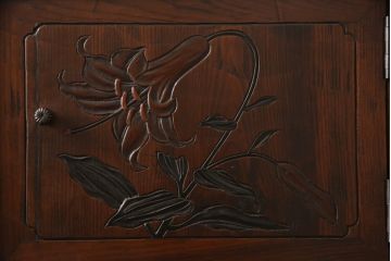 中古　高級品　岡山県倉敷・其楽堂　烏城彫り　指物　花の彫刻や竹の透かしが素敵なキャビネット(茶箪笥、茶棚、収納棚、戸棚)(R-060623)