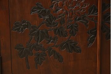 中古　高級品　岡山県倉敷・其楽堂　烏城彫り　指物　花の彫刻や竹の透かしが素敵なキャビネット(茶箪笥、茶棚、収納棚、戸棚)(R-060623)