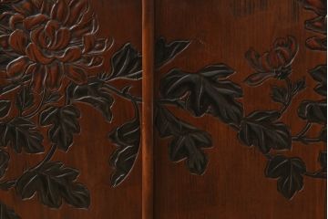 中古　高級品　岡山県倉敷・其楽堂　烏城彫り　指物　花の彫刻や竹の透かしが素敵なキャビネット(茶箪笥、茶棚、収納棚、戸棚)(R-060623)