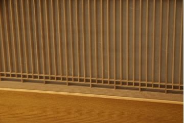 中古　クリアガラスが繊細なデザインを引き立たせる屋久杉の組子衝立て(つい立て、パーテーション、間仕切り)(R-060625)